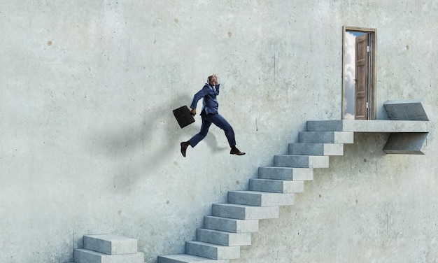 Imagen del hombre de negocios subiendo las escaleras. Técnica mixta