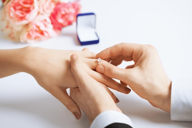 Imagen del hombre poniendo el anillo de bodas en la mano de la mujer