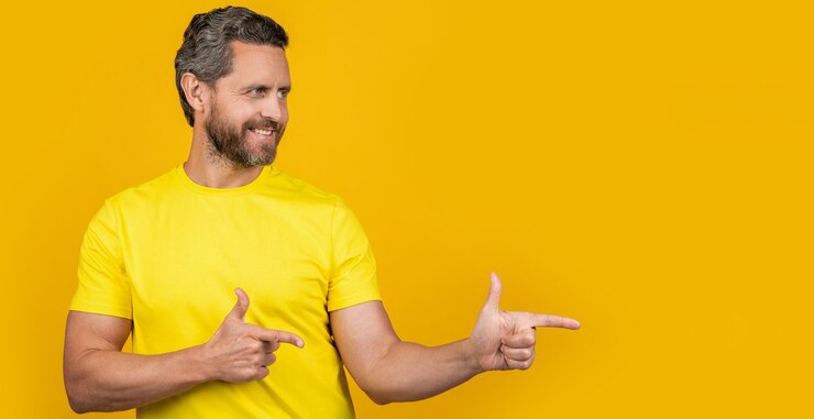 Foto imagen del hombre que presenta el espacio de la copia del anuncio hombre que presenta el anuncio aislado en amarillo