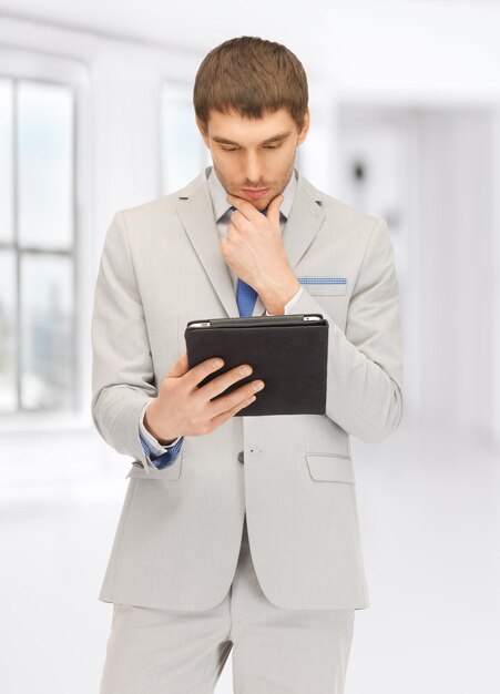 imagen de hombre tranquilo con tablet pc