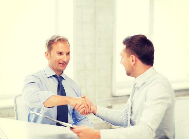 imagen de hombres de negocios dándose la mano en la oficina