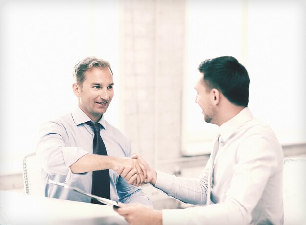 imagen de hombres de negocios dándose la mano en la oficina