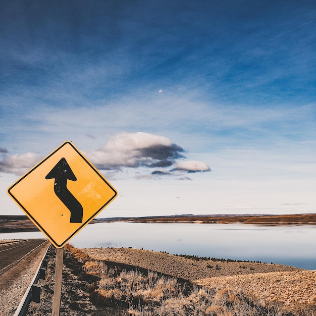 Foto imagen del horizonte con cielo azul ruta y cartel de tránsito