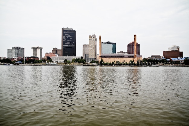 Imagen del horizonte de Toledo Ohio desde el río