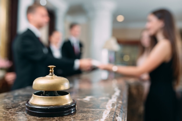 Foto imagen de los huéspedes que reciben la tarjeta de acceso en el hotel,