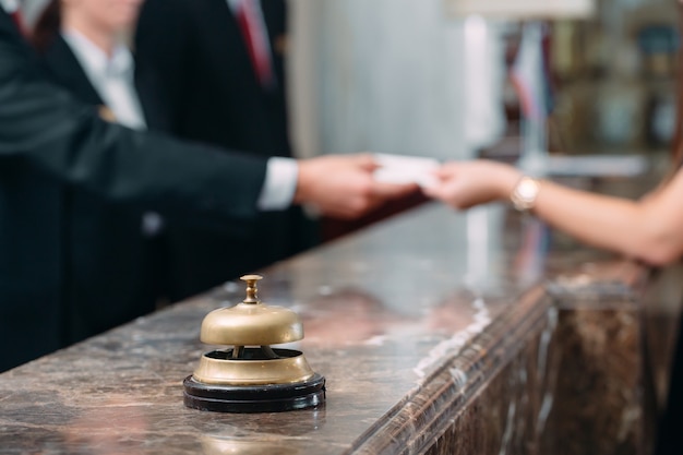 Imagen de huéspedes recibiendo la tarjeta clave en el hotel