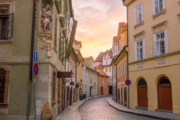 Imagen icónica famosa del horizonte de la ciudad de Praga en la República Checa