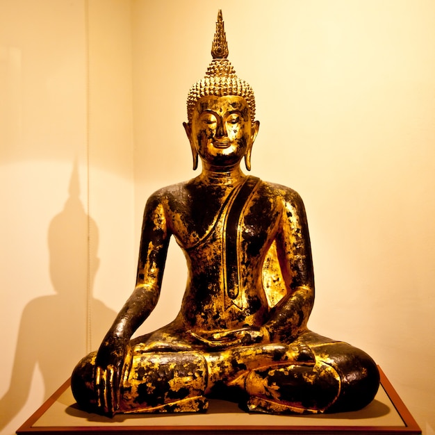 Imagen icónica de una figura clásica de Buda