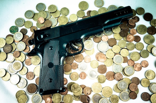 Imagen de una idea de concepto de dinero de negocios Monedas y pistola