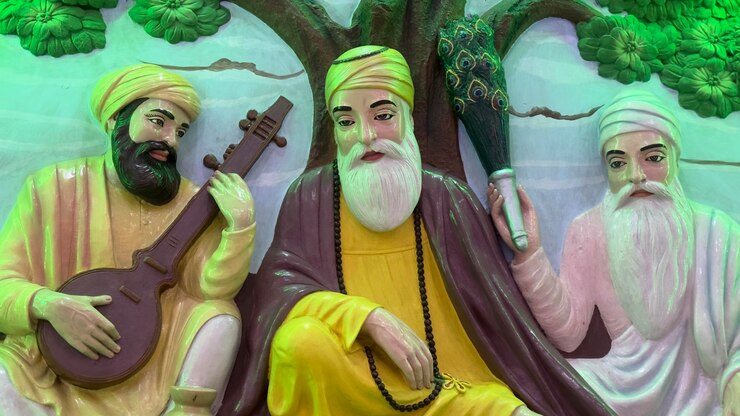Foto imagen de la imagen de guru nanak ji en la estatua del arte de la pared del templo indio