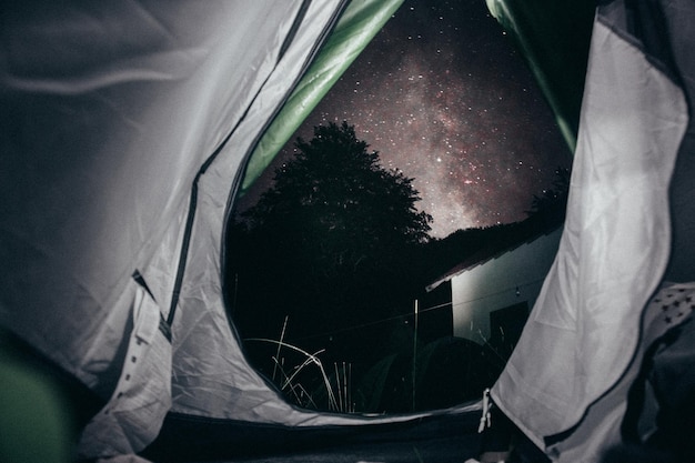 Foto imagen inclinada de la tienda contra el cielo vista a través de una ventana de vidrio