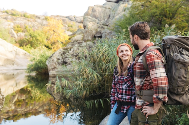 Imagen de la increíble pareja amorosa joven feliz emocional al aire libre en vacaciones alternativas gratuitas acampar sobre las montañas.