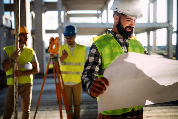 Imagen del ingeniero de la construcción que trabaja en el sitio de construcción