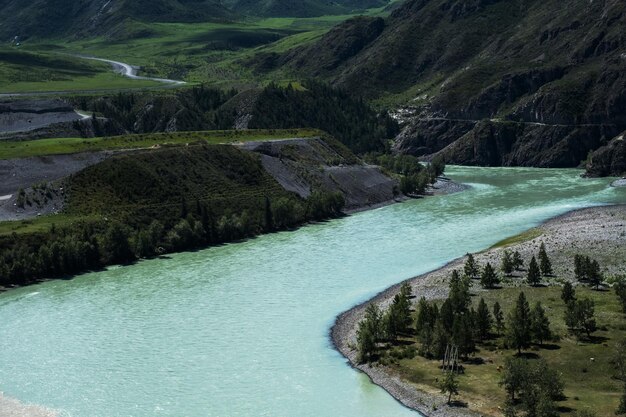 Imagen inspiradora de montañas y paisajes fluviales Naturaleza majestuosa para destinos de viaje