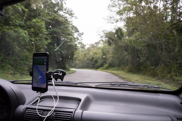 Imagen del interior de un auto con el GPS encendido en el celular