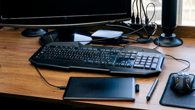 Imagen de un interior de oficina en casa con escritorio de madera. computadoras y suministros de oficina sin empleados