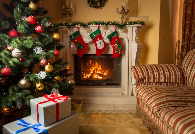 Imagen interior de salón con chimenea, árbol de Navidad decorado