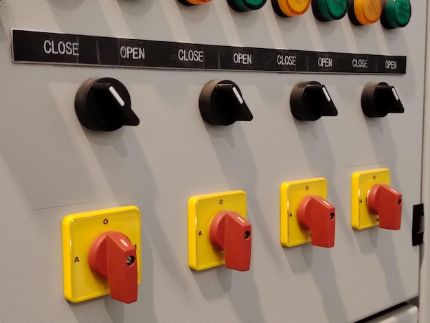 Imagen de interruptores selectores en gabinetes eléctricos con etiquetas