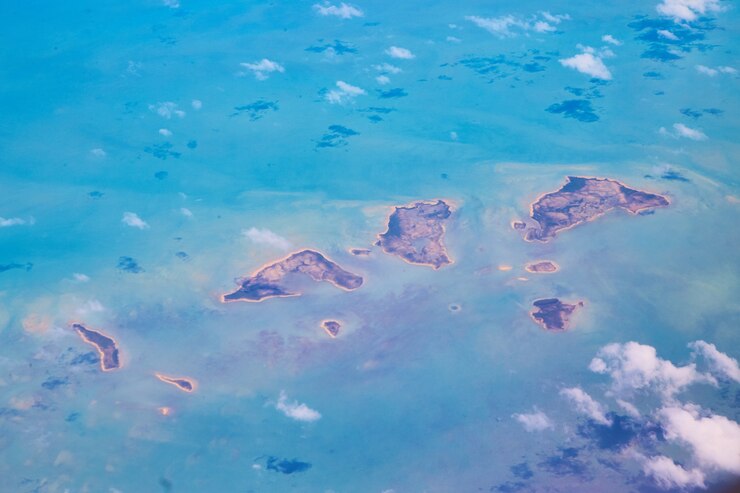 Imagen de islas desde arriba con sombras de nubes