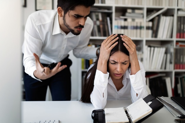 Imagen de jefe enojado criticando a su trabajador por hacer un mal trabajo