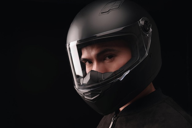 imagen, de, joven, asiático, hombre, con, casco, en, plano de fondo