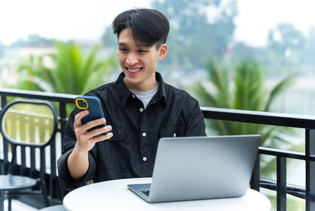 Imagen de un joven asiático trabajando en un café