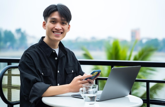 Imagen de un joven asiático trabajando en un café