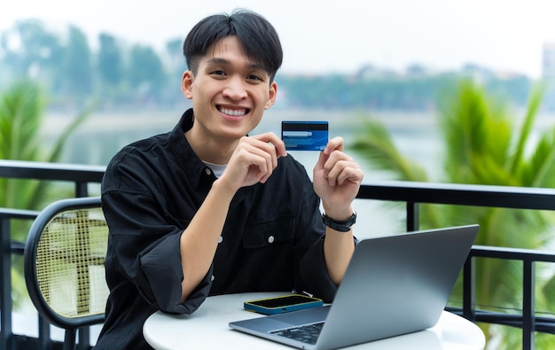 Imagen de un joven asiático trabajando en un café