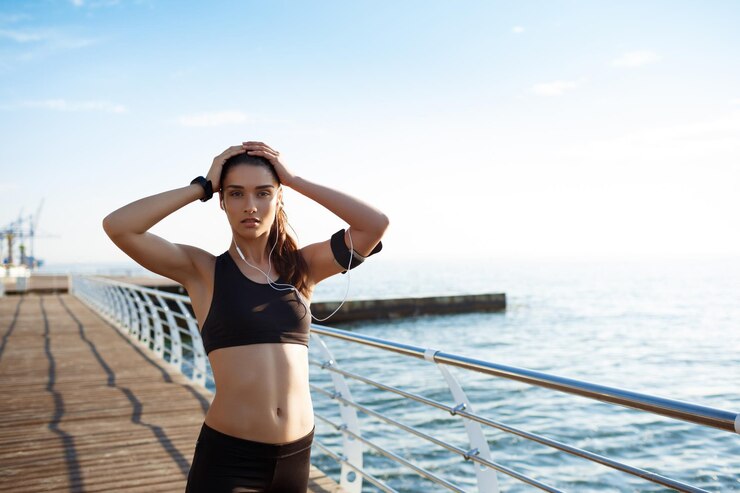 Imagen de joven atractiva chica fitness con costa del mar