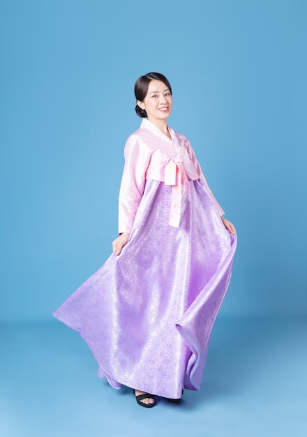 Imagen de una joven coreana con un hanbok en el fondo