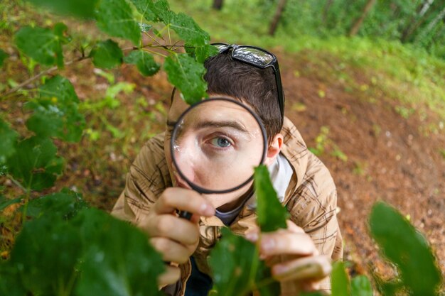 Foto imagen de joven ecologista con lupa