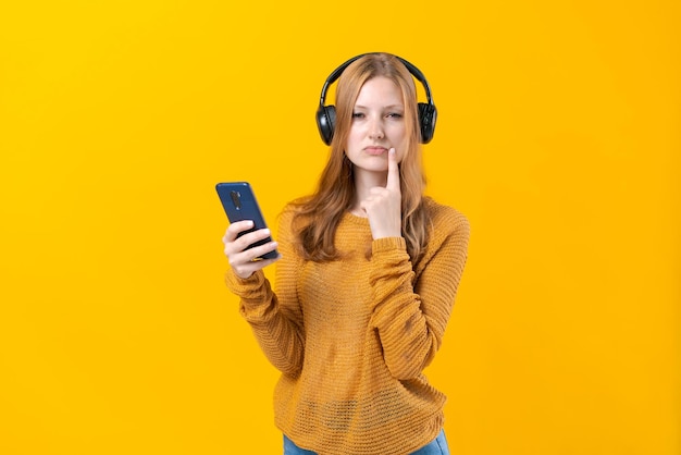 Imagen de una joven emocionada feliz escuchando música con auriculares