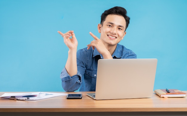 Imagen del joven empresario asiático en azul