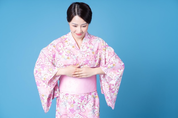 Imagen de una joven japonesa con kimono