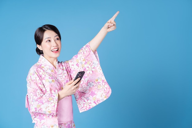 Imagen de una joven japonesa con kimono