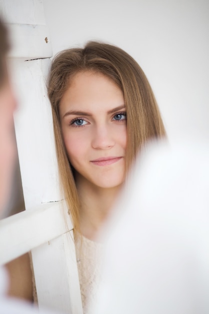 Imagen de una joven pareja de enamorados juntos