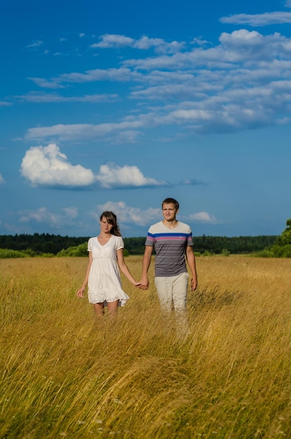 Imagen de una joven pareja feliz caminando en el campo