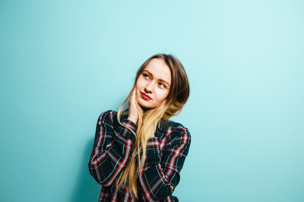 Imagen de una joven rubia feliz posando moda y gestos sobre fondo rosa