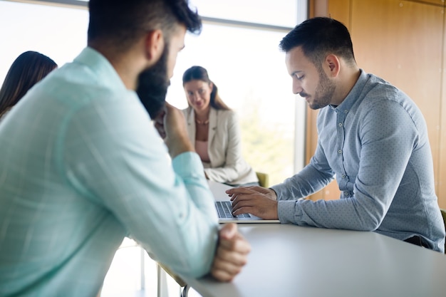 Imagen de jóvenes arquitectos discutiendo en la oficina moderna