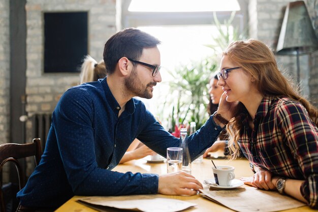 Imagen de jóvenes colegas de negocios en un descanso en el café