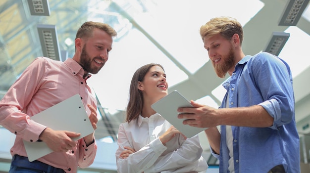 Imagen de jóvenes diseñadores con tableta en Office