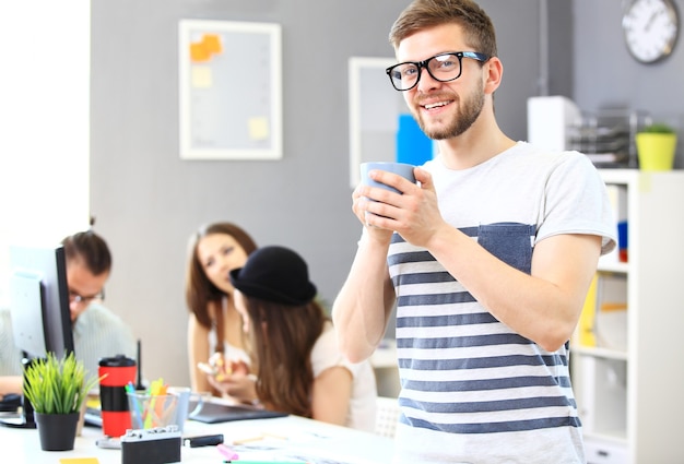 Imagen de jóvenes empresarios inteligentes en reunión