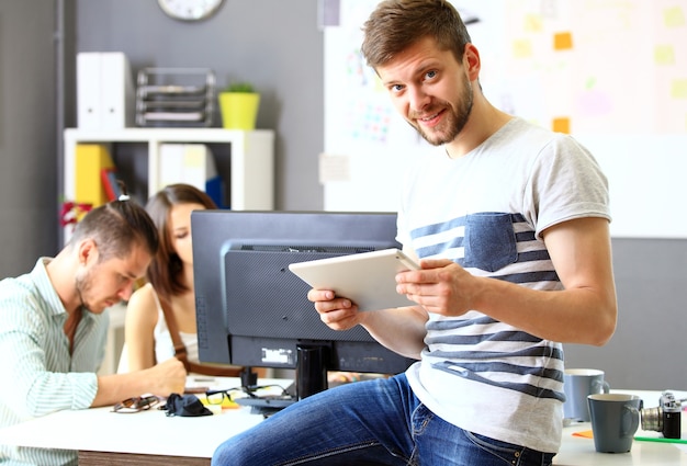 Imagen de jóvenes empresarios inteligentes en reunión