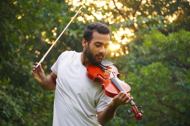 Imagen de jugador de violín, músico tocando el violín. por la mañana Música y concepto de tono musical.