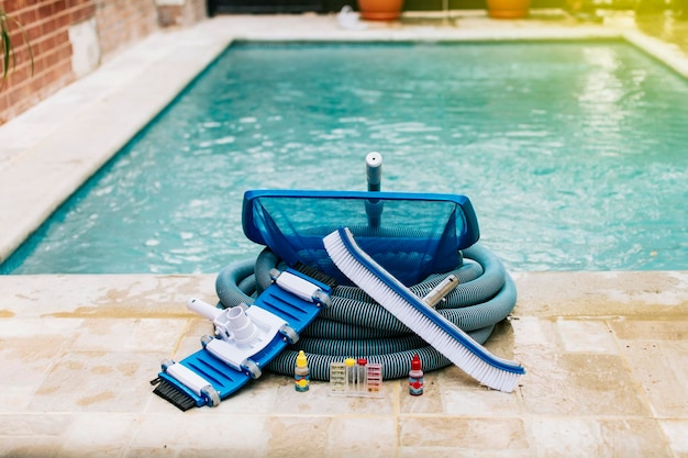 Foto imagen de kit de limpieza y mantenimiento de piscina aspiradora prueba de ph recogedor de hojas y barredora de piscina herramientas de limpieza y mantenimiento de piscina