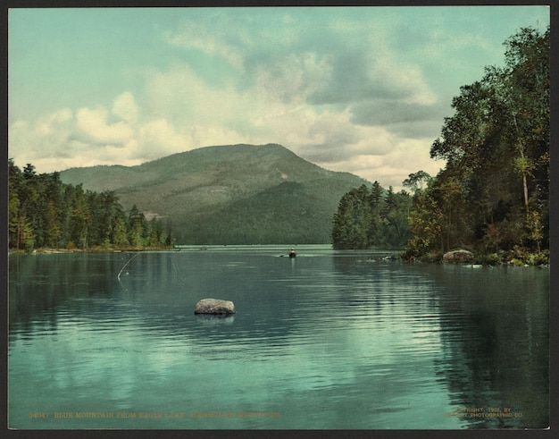 Foto una imagen de un lago con un barco en él