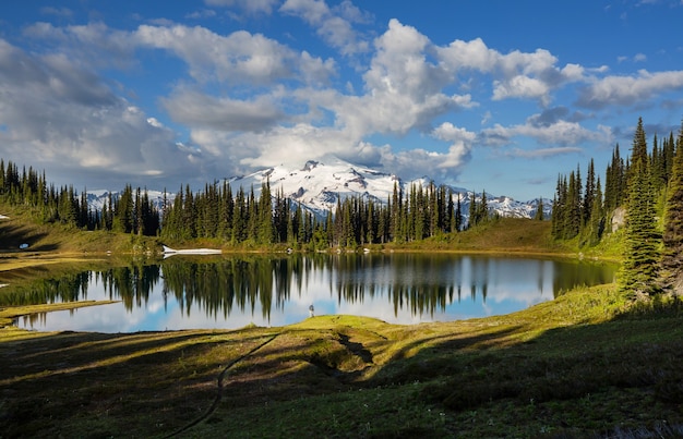 Imagen lago y Glacier Peak en Washington, EE. UU.