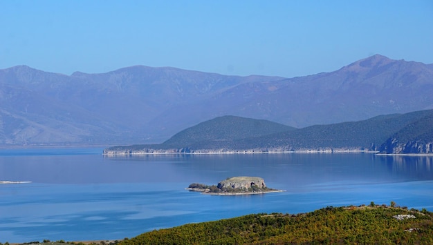 Imagen de un lago Prespa en Albania y la isla Maligrad en otoño