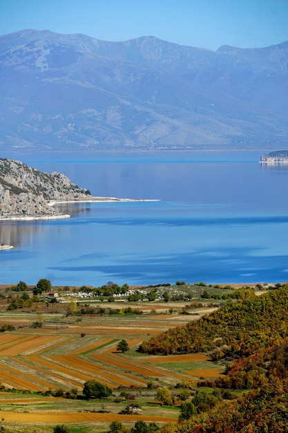 Foto imagen de un lago prespa en albania y la isla maligrad en otoño