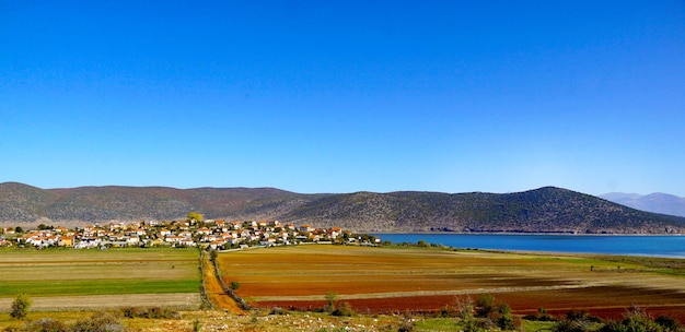 Foto imagen de un lago prespa en albania en otoño